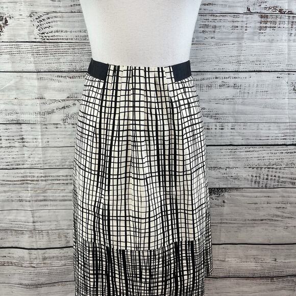 Worthington Skirt size 10 Ivory Black Plaid Pleated Knee A Line Stretch Modest - Picture 2 of 8